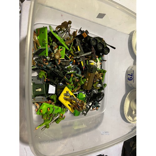 79 - Box army metal toy soldiers