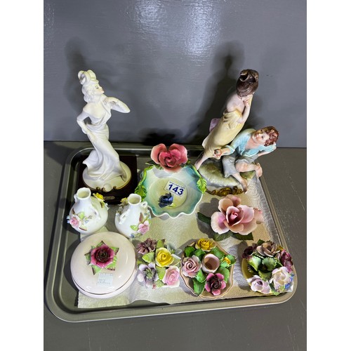 143 - Tray china posy's + 2 capo de monte figures