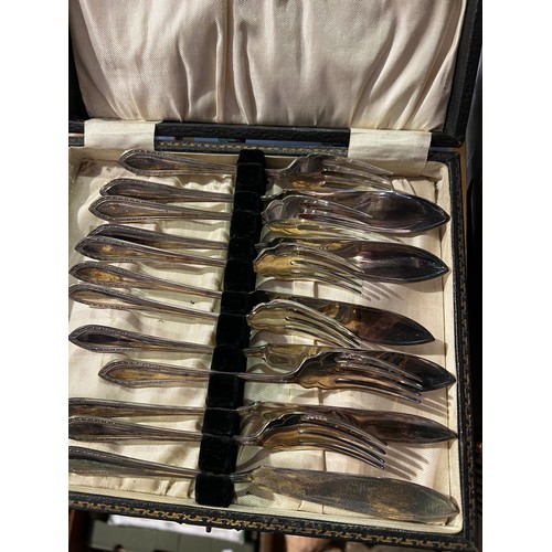 152 - Canteen cutlery box with some cutlery + boxed fish knives & forks