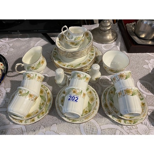 202 - Bone china 'dutchess' tea/dinner service