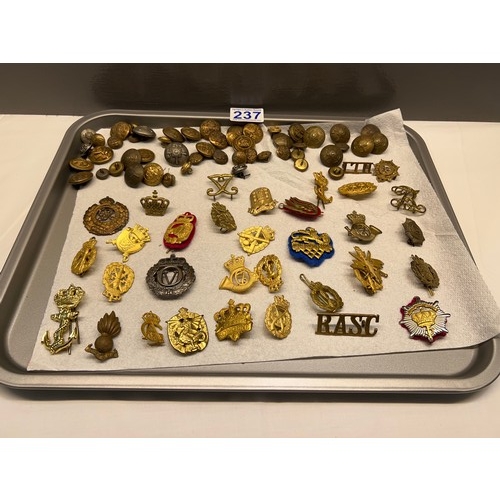 237 - Tray military badges & buttons