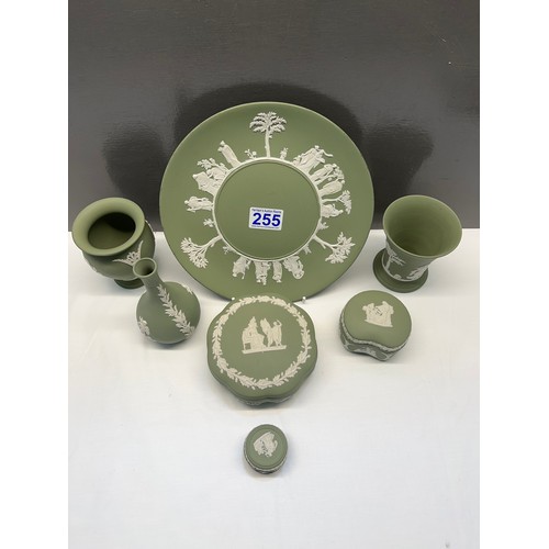 255 - 6 Pieces green Wedgwood pottery