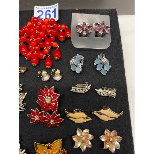 261 - Tray brooches ,hat pins & clip on earrings