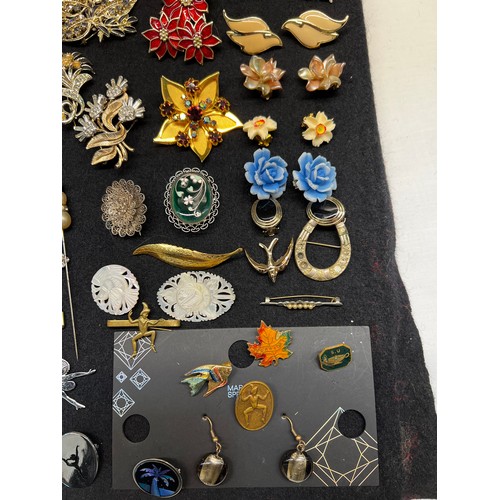 261 - Tray brooches ,hat pins & clip on earrings