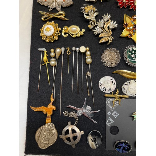 261 - Tray brooches ,hat pins & clip on earrings