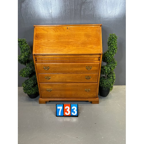 733 - Bureau