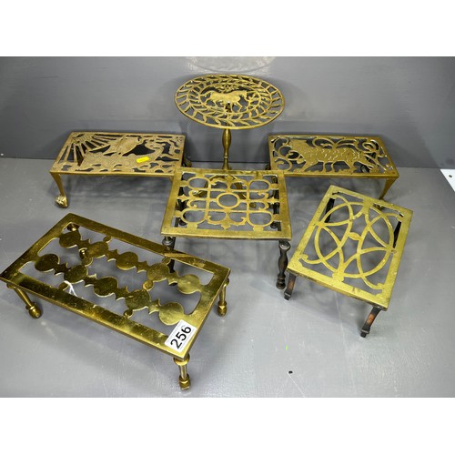 256 - Collection  Brass stand