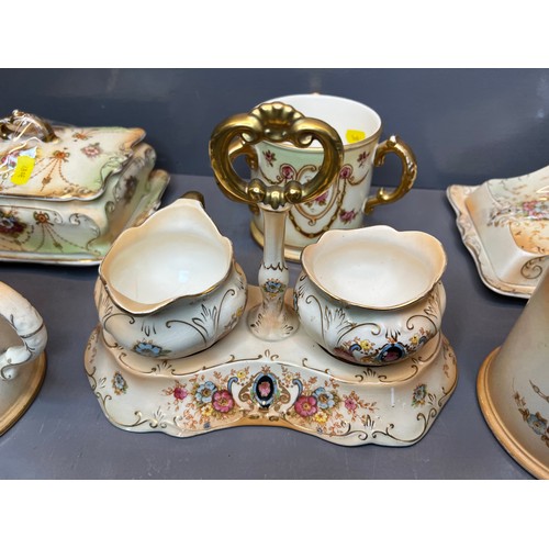 415 - 7 Pieces of Crown Devon Victorian fieldings pattern Pottery. Proceeds to go to Ukrainian Appeal