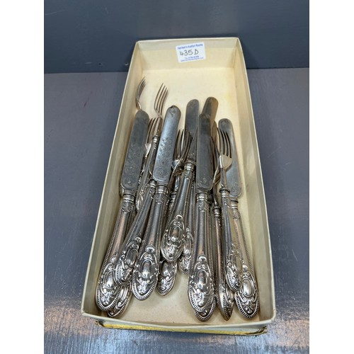 435d - Quantity silver plate knifes & forks