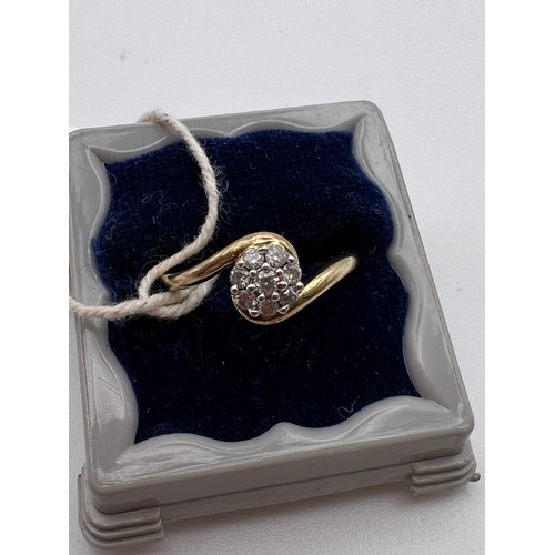 435f - 9ct Gold 8 Stone diamond ring 2.3g