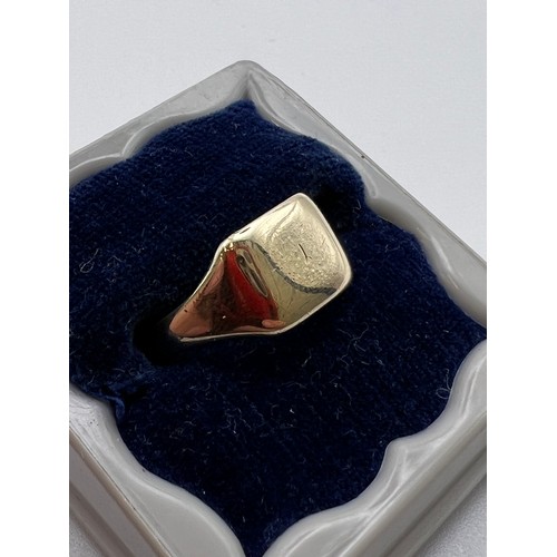 435z - 9ct Gold signet ring (quality) 3g inscribed on inside 19/3/65