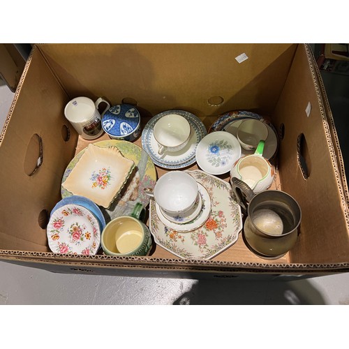 173 - Box of pottery