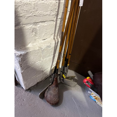 524 - Vintage wooden shafted golf clubs & Bed warmer