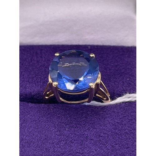 462 - 9ct Gold dress ring with large blue stone size M Gross 3.8g