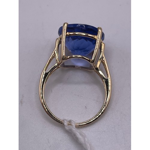 462 - 9ct Gold dress ring with large blue stone size M Gross 3.8g