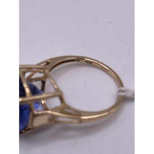 462 - 9ct Gold dress ring with large blue stone size M Gross 3.8g