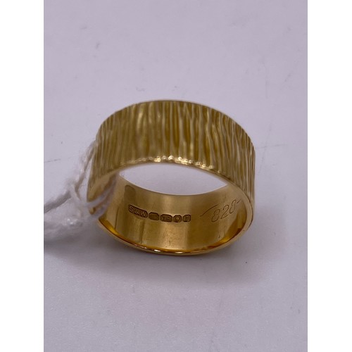 463 - 18ct Gold wedding ring 8.6g Size R