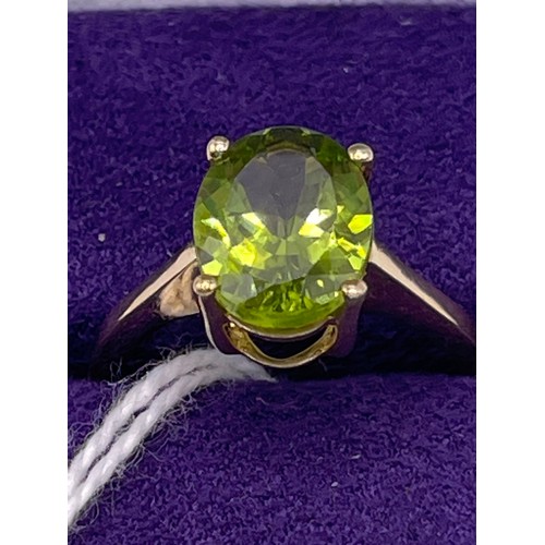 465d - 9ct Gold dress ring green stone size L gross 2.5g