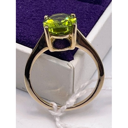 465d - 9ct Gold dress ring green stone size L gross 2.5g