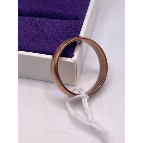 465n - 9ct Rose gold gents wedding ring 5.6g size V