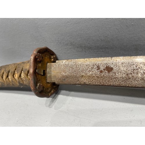 492 - Early Japanese samurai sword & scabbard