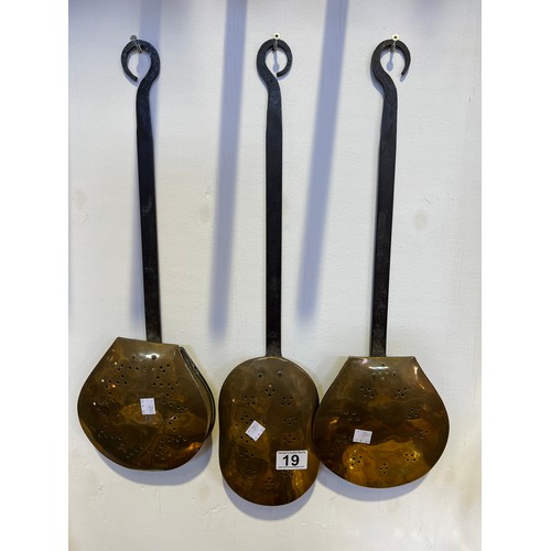 19 - Set of 3 Victorian copper wall hanging pans