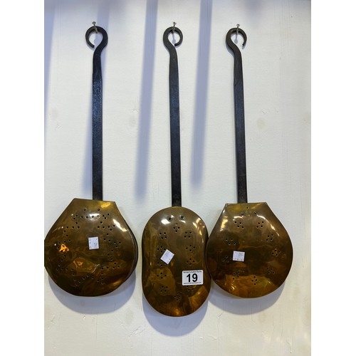 19 - Set of 3 Victorian copper wall hanging pans