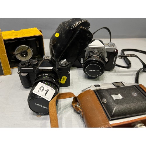 91 - Collection of vintage cameras