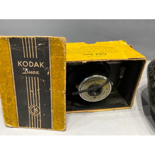 91 - Collection of vintage cameras