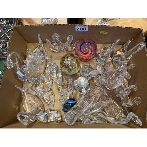 200 - Quantity glass swan ornaments + coloured glass