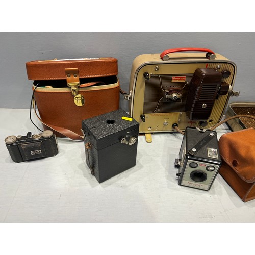 329 - Collection vintage cameras etc