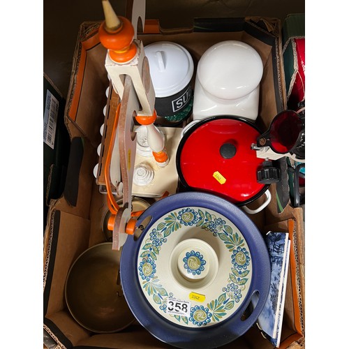 358 - Box of kitchenalia