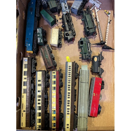 369 - Large collection of vintage trains triang etc