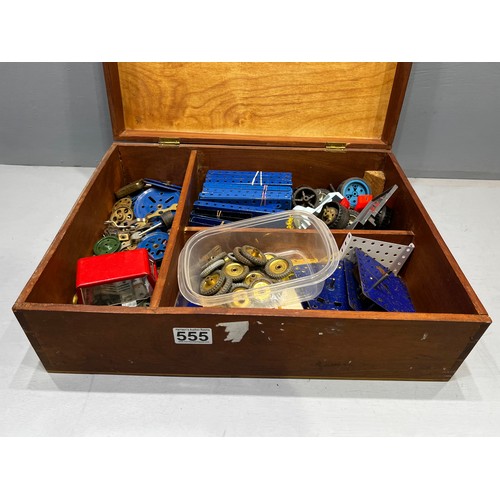 555 - Wooden box of various meccano