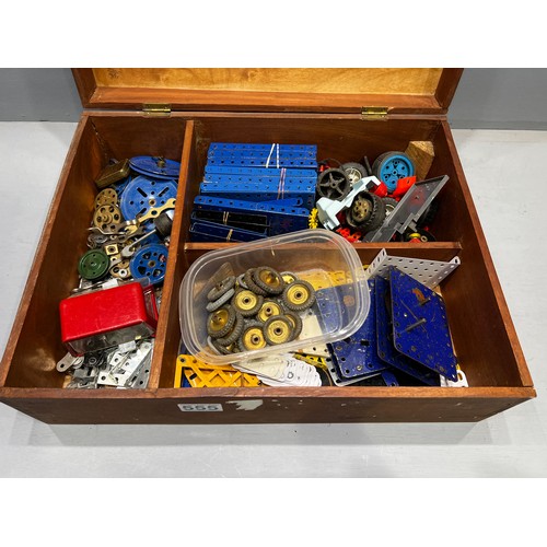 555 - Wooden box of various meccano