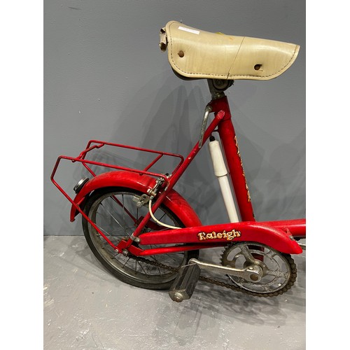 480a - Vintage Raleigh child's bike