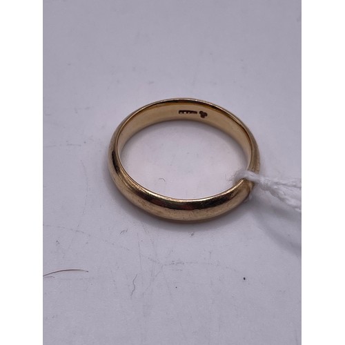 585 D - 9ct Gold wedding ring Size W/X  6.4g