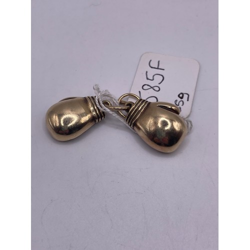 585 F - Pair 9ct gold Boxing Gloves Pendant  25g