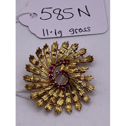 585 N - 18ct gold Brooch with Ruby 11.1g gross