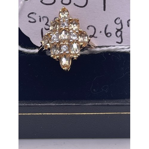 585p - 10ct Gold ring with white stones size L 2.6g gross