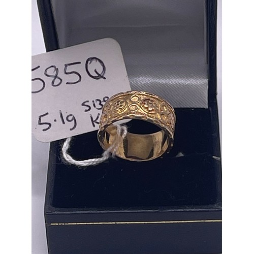 585q - 9ct Gold wedding ring size K/L 5.1g