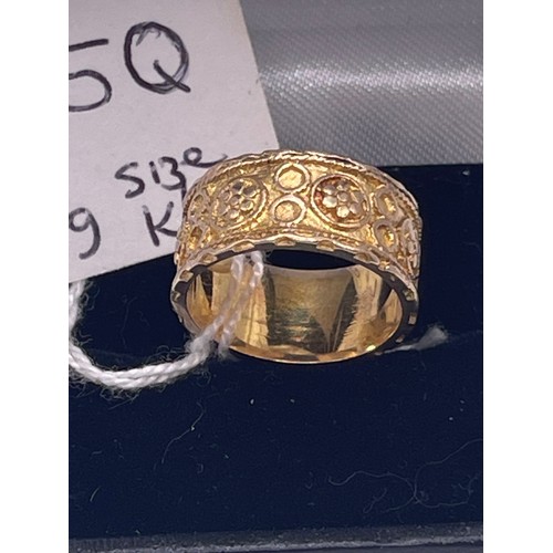 585q - 9ct Gold wedding ring size K/L 5.1g