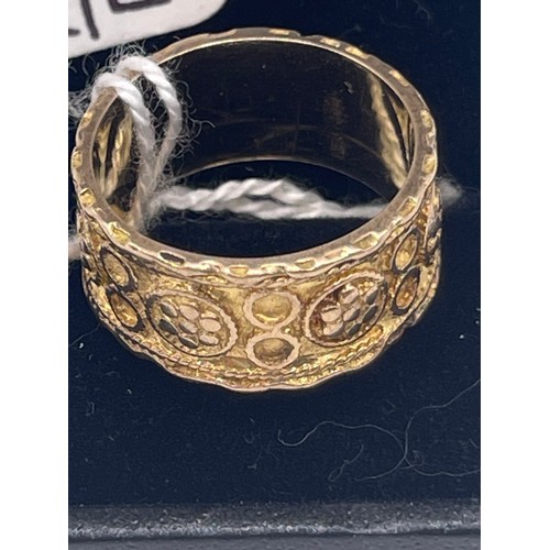 585q - 9ct Gold wedding ring size K/L 5.1g