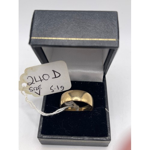 240D - 9ct Gold wedding ring Size V  5.1g