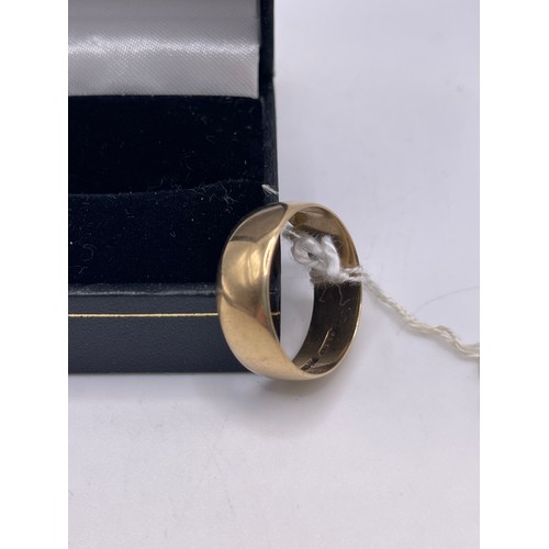 240D - 9ct Gold wedding ring Size V  5.1g