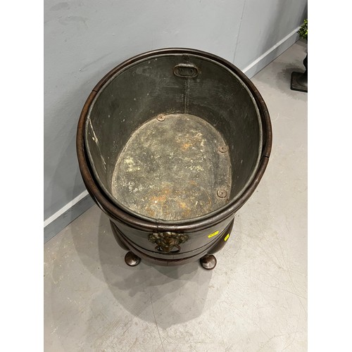 826 - Victorian style wine cooler/ice bucket with lions head