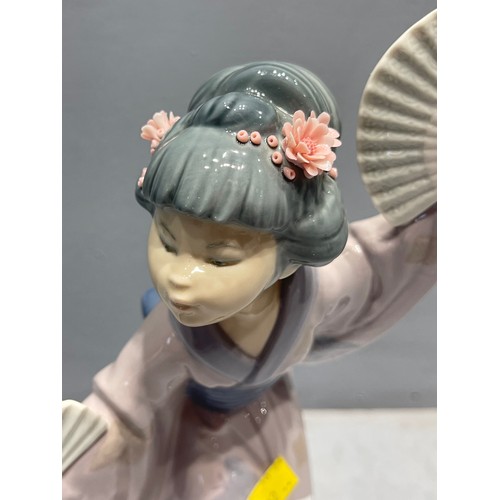 521 - Lladro gesha girl