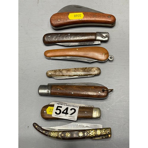 542 - 7 Assorted penknives