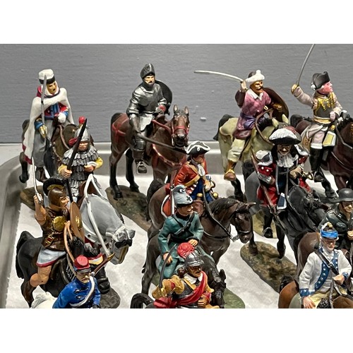 547 - Large quantity lead del Prado soldiers on horses etc