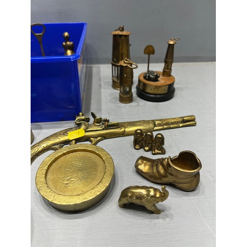 191 - Box brassware